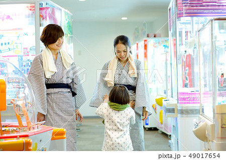 ゲームセンター　浴衣　女性　こども 49017654
