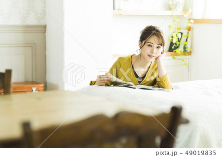 女性　新生活　読書　若い女性　ライフスタイル 49019835