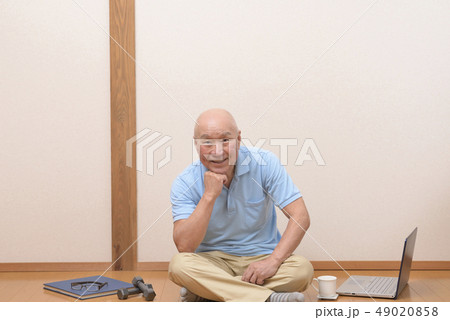 部屋でくつろぐ日本人シニア 49020858