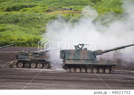 自走榴弾砲の一斉射撃 49021752