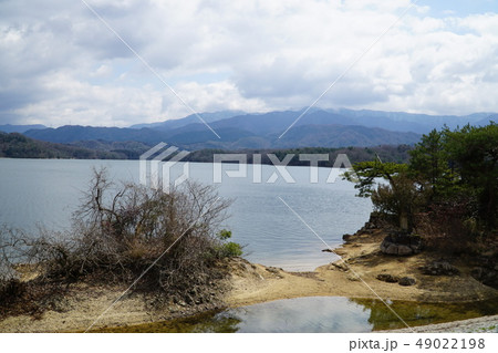 早春の満濃池と讃岐山脈 香川県仲多度郡まんのう町 早春の満濃池と讃岐山脈 香川県仲多度郡まんのう町 49022198