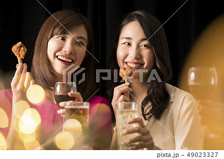 飲み会・若い女性 飲み会・若い女性 49023327