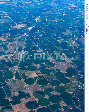 アメリカ中西部の大規模農場・センターピボット 49023495