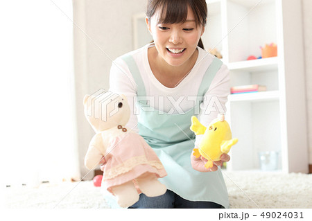 幼児と遊ぶ保育士 49024031
