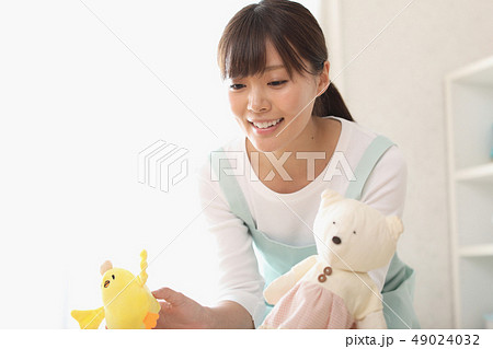 幼児と遊ぶ保育士 幼児と遊ぶ保育士 49024032