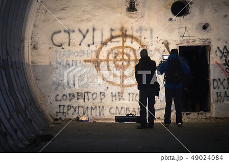The film crew shoots the plot in an abandoned room painted graffiti 49024084