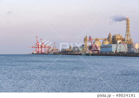 港 船 タンカー 海 コンビナート 港 船 タンカー 海 コンビナート 49024191