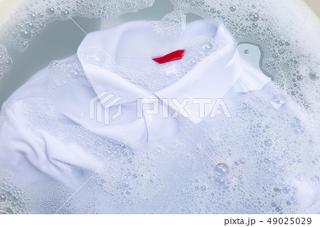 Soak a cloth before washing, white polo shirt. Soak a cloth before washing, white polo shirt. 49025029