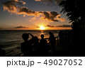 ワイキキビーチでの夕日を眺める人たち 49027052