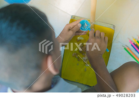 Elementary student sharpen the color pencil  49028203