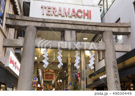 京都・錦市場・錦天満宮の鳥居 49030449