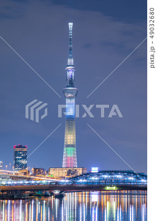 夜景　東京スカイツリー　特別ライティング　東京オリンピック・パラリンピック競技大会開催まで500日前 49032680