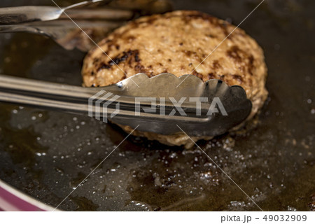 【ハンバーグ 焼く】 【ハンバーグ 焼く】 49032909
