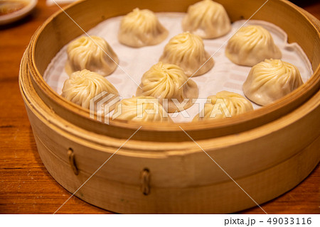 小籠包　（しょうろんぽう、ショーロンボー、シャオロンバオ）　中国で食べられている中華料理の点心の一種 49033116