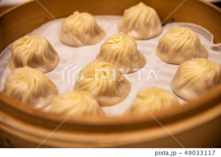 小籠包 (しょうろんぽう、ショーロンボー、シャオロンバオ) 中国で食べられている中華料理の点心の一種 小籠包 (しょうろんぽう、ショーロンボー、シャオロンバオ) 中国で食べられている中華料理の点心の一種 49033117