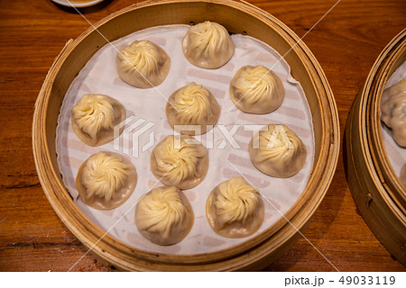 小籠包 (しょうろんぽう、ショーロンボー、シャオロンバオ) 中国で食べられている中華料理の点心の一種 小籠包 (しょうろんぽう、ショーロンボー、シャオロンバオ) 中国で食べられている中華料理の点心の一種 49033119