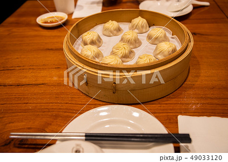 小籠包 (しょうろんぽう、ショーロンボー、シャオロンバオ) 中国で食べられている中華料理の点心の一種 小籠包 (しょうろんぽう、ショーロンボー、シャオロンバオ) 中国で食べられている中華料理の点心の一種 49033120