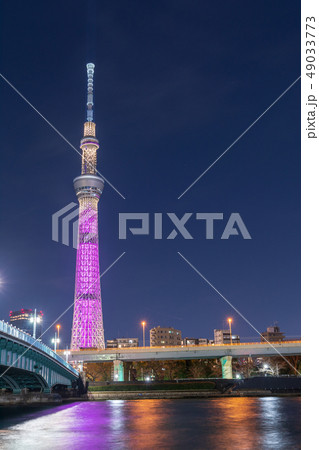 夜景 東京スカイツリー特別ライティング バービーをイメージしたピンクカラーの写真素材