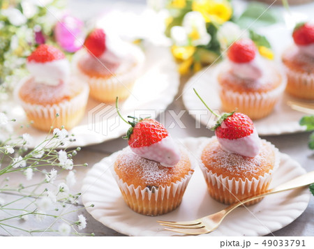 かわいいイチゴのカップケーキの写真素材