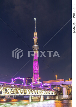 夜景　東京スカイツリー特別ライティング　バービーをイメージしたピンクカラー 49033869