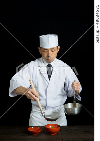 汁をよそる板前 汁をよそる板前 49034581