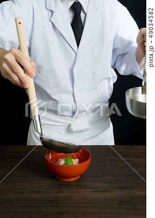 汁をよそる板前 汁をよそる板前 49034582