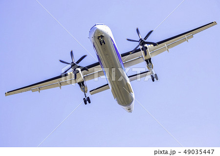 着陸する飛行機 ボンバルディアDHC8-Q400 着陸する飛行機 ボンバルディアDHC8-Q400 49035447