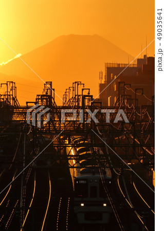 夕暮れの富士山と京王線8000系 49035641