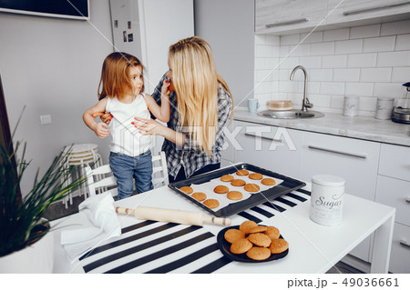 mother with daughter 49036661