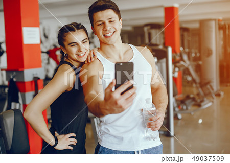 couple in a gym 49037509