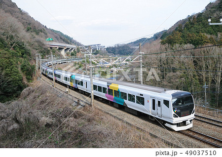 冬枯れのカーブを行く中央線E257系特急電車 49037510