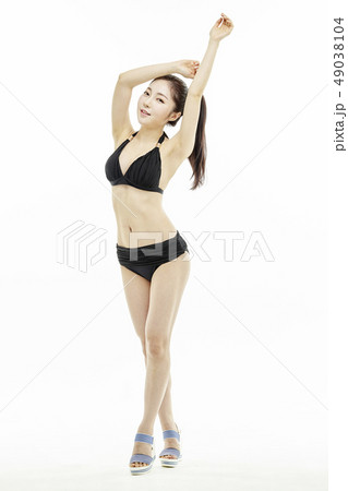 若い女性 夏 バカンス 49038104