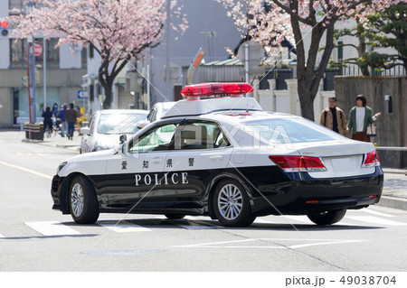 町中を疾走するパトカーの写真素材 [49038704] - PIXTA