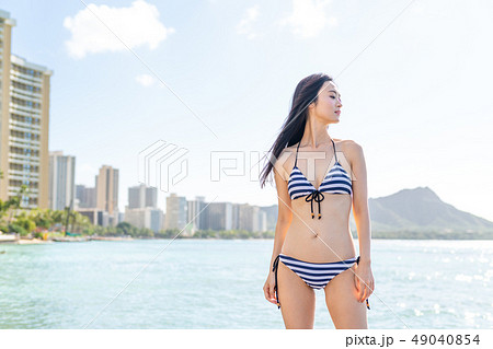 水着の若い女性 49040854