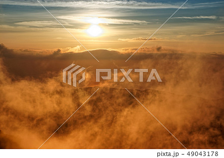 栂海新道・犬ヶ岳稜線から見る夕日と光る日本海 49043178