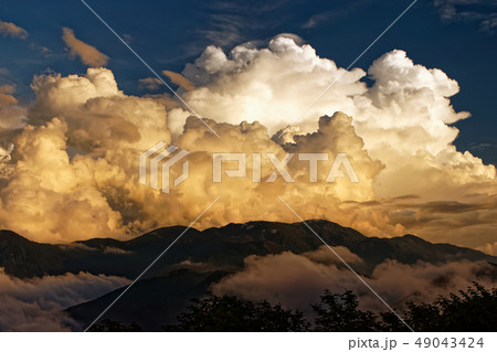 夕暮れの栂海新道・犬ヶ岳付近から見る積乱雲と朝日岳方面の山並み 夕暮れの栂海新道・犬ヶ岳付近から見る積乱雲と朝日岳方面の山並み 49043424