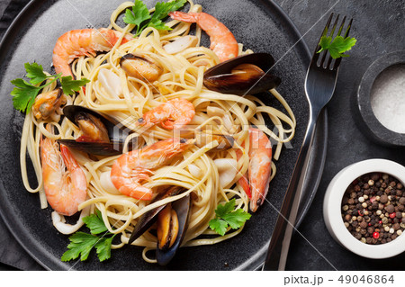Spaghetti seafood pasta with clams and prawns Spaghetti seafood pasta with clams and prawns 49046864