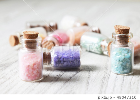 ミニボトルに入ったハンドメイドの材料 ミニボトルに入ったハンドメイドの材料 49047310