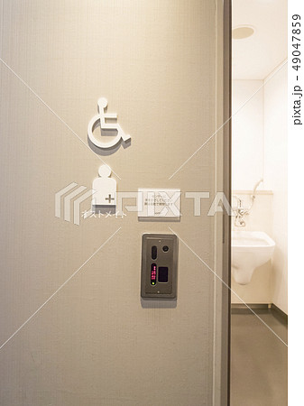 多機能トイレ（多目的・高機能トイレ）の出入口 49047859