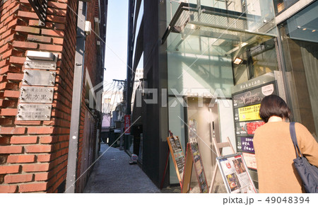 日本の東京都市景観  神楽坂・石畳の路地裏などを望む 49048394