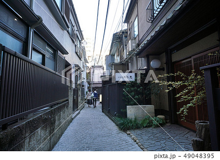 日本の東京都市景観  神楽坂・石畳の路地裏などを望む 49048395