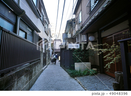 日本の東京都市景観  神楽坂・石畳の路地裏などを望む 49048396