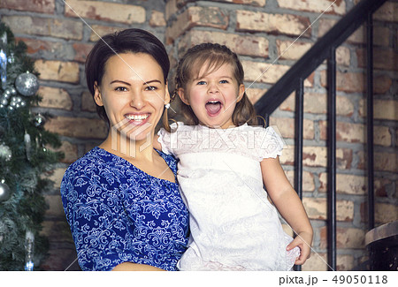 Happy mother and her little daughter 49050118