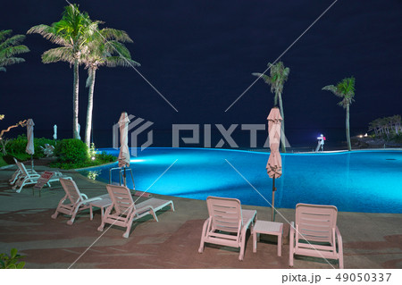 【リゾートホテルのプール】 (夜景) 沖縄県国頭郡恩納村前兼久 【リゾートホテルのプール】 (夜景) 沖縄県国頭郡恩納村前兼久 49050337