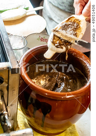 五平餅に味噌だれを塗る 49051406