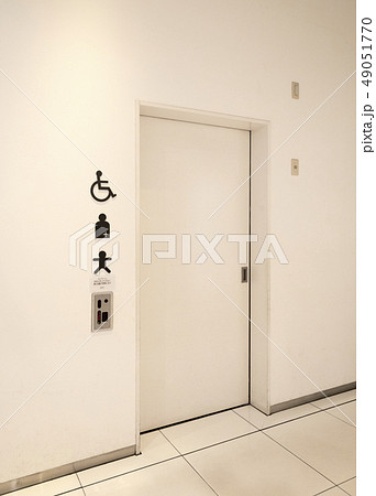 多機能トイレ（多目的・高機能トイレ）の出入口 49051770