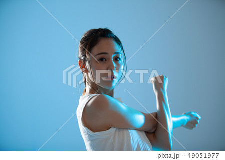 ヨガで汗を流す若い女性 49051977