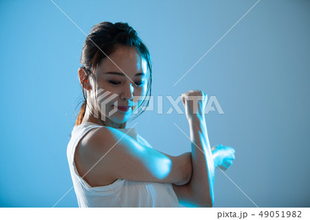 ヨガで汗を流す若い女性 49051982