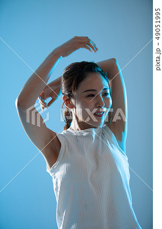 ヨガで汗を流す若い女性 ヨガで汗を流す若い女性 49051995