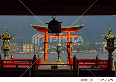 厳島神社、拝殿から望む大鳥居 49052329